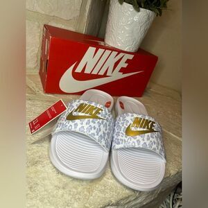Nike Victori One white/blue cheetah print slides sz 11